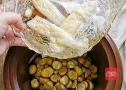 Illustration of how to make bamboo fungus, lotus seed, lily and chestnut chicken soup 6