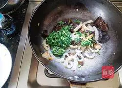 Illustration of how to make pickled cabbage, belly and egg soup 3