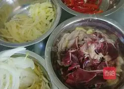 Illustration of how to make pickled pepper chicken offal 2