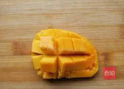 Illustration of how to make red date, mango and peach gum soup 8