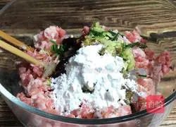 Illustration of how to make shrimp and pork wontons 5