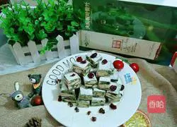 Illustration of how to make green sauce snowflake cake 12