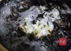 Black fungus and egg soup recipe 4