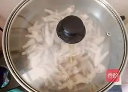 Illustration of how to make spicy and sour chicken feet 5