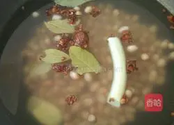 Illustration of how to stir-fry celery and peanuts 7