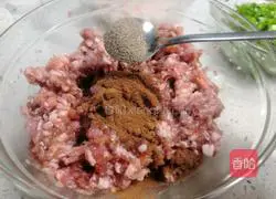 Illustration of how to make fresh meat Yuanbao wontons 5