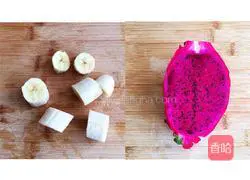 Illustration of how to make banana and dragon fruit yogurt cup 2