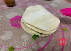Fried green onion cake (use the dumpling wrapper) Practice illustration 5