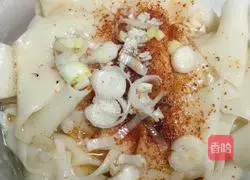 Illustration of how to make a large bowl of wide noodles 12