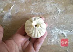  Illustration of how to make steamed dumplings with mutton and dried radish 16