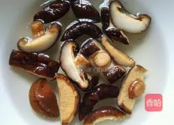 Illustration of how to make mushroom and crucian carp soup 2