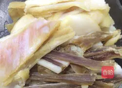 Illustration of how to stir-fry bacon with garlic 2