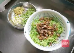 Illustration of how to make green radish meat buns 7