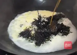 Illustration of how to make seaweed and egg drop soup 5