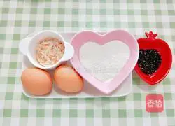 Illustration of how to make baby food supplement, shrimp skin egg roll lollipop 1