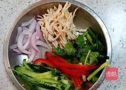 Illustration of how to make cold noodles with shredded chicken 5