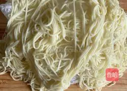 Illustration of how to make cold shredded chicken noodles 6