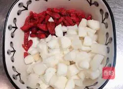 Illustration of how to make lychee, white fungus and horseshoe drink 5