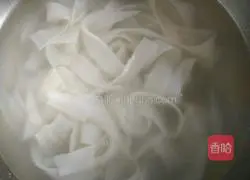 Illustration of how to make hot tomato and egg noodle soup 4