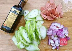 Illustration of how to make ham and loofah soup 1