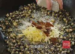 It's summer and I'll make it in the fields.Illustration of how to make spicy snail sauce 9