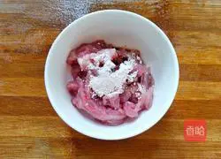 Illustration of how to make Yangzhou dry shredded fried pork shreds 5