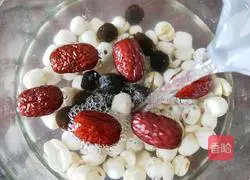 Illustration of making lotus seed, red dates and longan soup 5