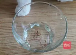 Illustration of how to make saffron and wolfberry water 3