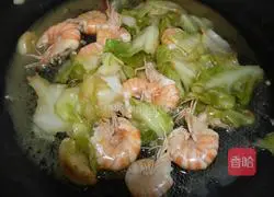 Illustration of how to stir-fry vermicelli with shrimps 4