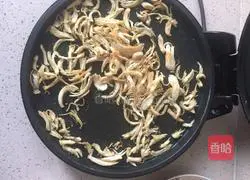 Illustration of how to make homemade shredded chicken breast snacks 3