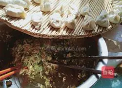 Illustration of how to make pork, sweet potato and vermicelli fried dumplings 13