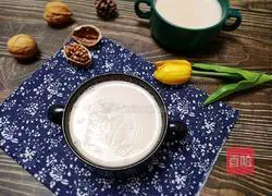 Illustration of how to make peanut walnut juice 8