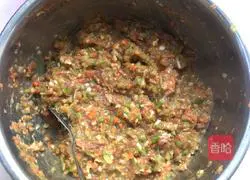 Illustration of how to make celery and mushroom meat dumplings 2