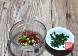 Illustration of how to make pork slices in sour soup 4