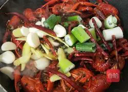 Illustration of how to make spicy crayfish 4