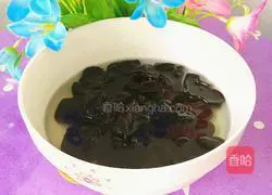 Illustration of making fungus, tofu, tomato and beef bone soup 2