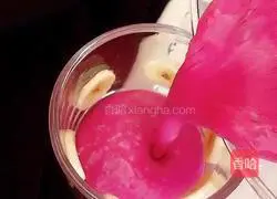 Illustration of making dragon fruit banana yogurt cup 7