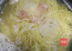 Illustration of how to make shrimp, egg and vegetable noodles 3