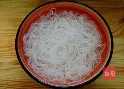 Illustration of how to make vermicelli tofu soup 3