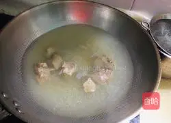 Illustration of how to make duck blood, vermicelli and mutton soup 2