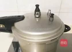 Illustration of how to make mussel, cordyceps and kelp bone soup 10