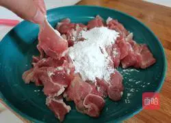 Illustration of how to make smooth meat and winter melon soup 2