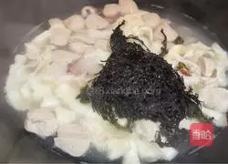 Illustration of how to make seaweed and meatball noodles 7