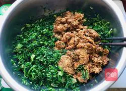 Illustration of how to make shepherd's purse and large meat dumplings 9