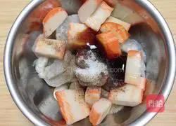 Illustration of how to make creamy mushroom seafood pasta 3