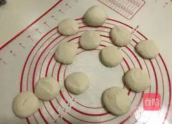 Illustration of how to make mushroom and bean paste buns 4