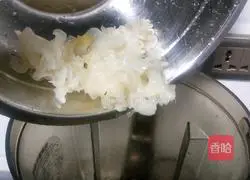 Illustration of how to make papaya and white fungus sweet syrup 5