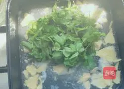 Illustration of how to make pea tip and egg soup 6