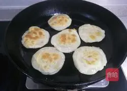 Illustration of how to make potato pancakes with dumpling skin 21