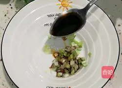 Illustration of how to make noodles with juice by hand 4